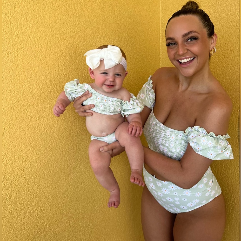 MAMA & MINI matching 2 piece bathing suits! 💚